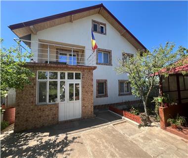 vanzare casa la tara Popricani